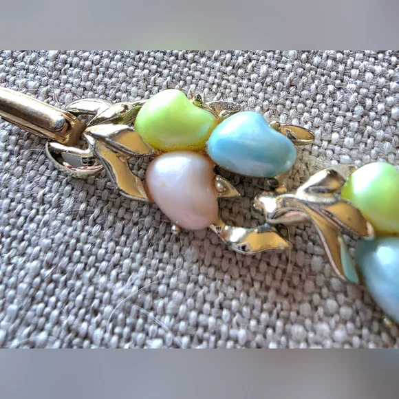 VINTAGE BSK PASTEL THERMOSET BRACELET AND CLIP EARRINGS - Picture 5 of 7